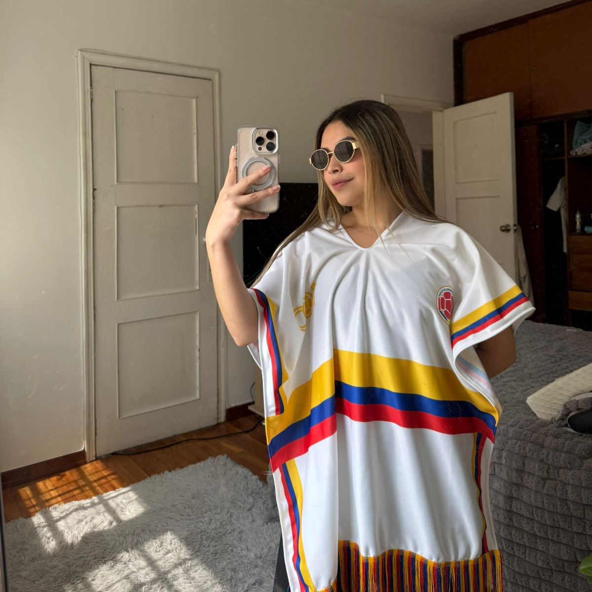 Combo Tricolor: Poncho y Sombrero - ¡Vibrante estilo colombiano!