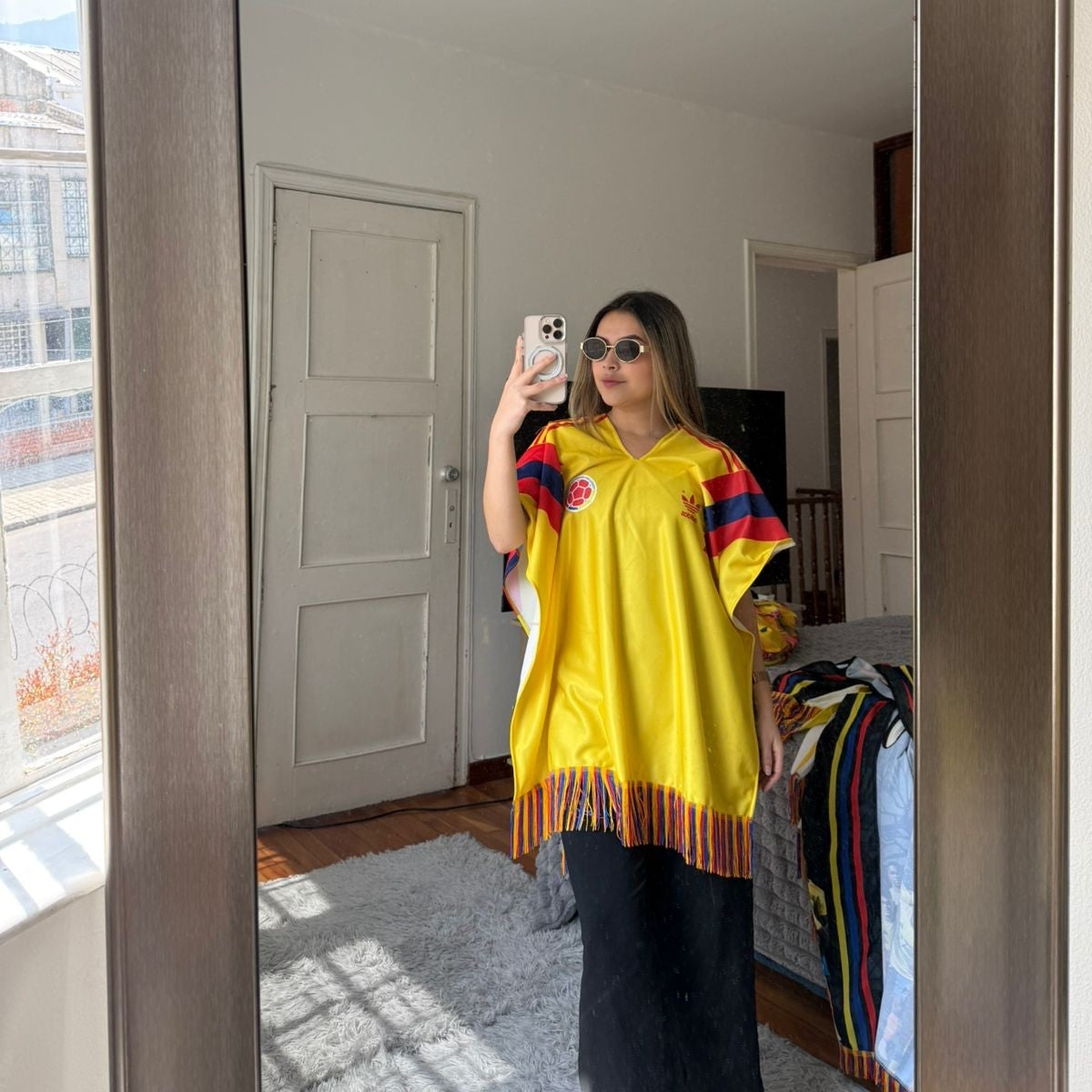 Combo Tricolor: Poncho y Sombrero - ¡Vibrante estilo colombiano!