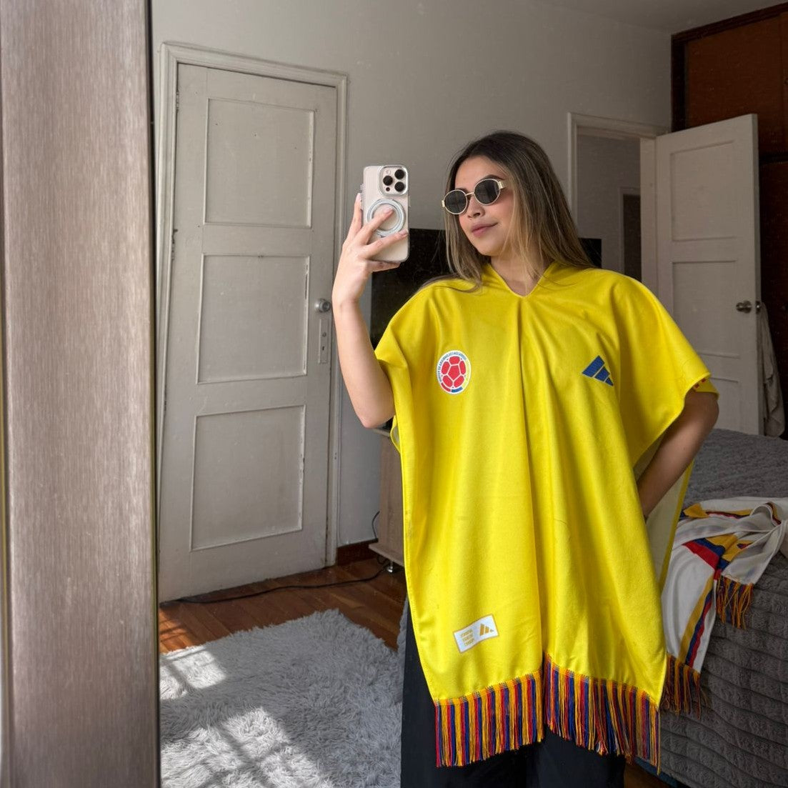 Combo Tricolor: Poncho y Sombrero - ¡Vibrante estilo colombiano!