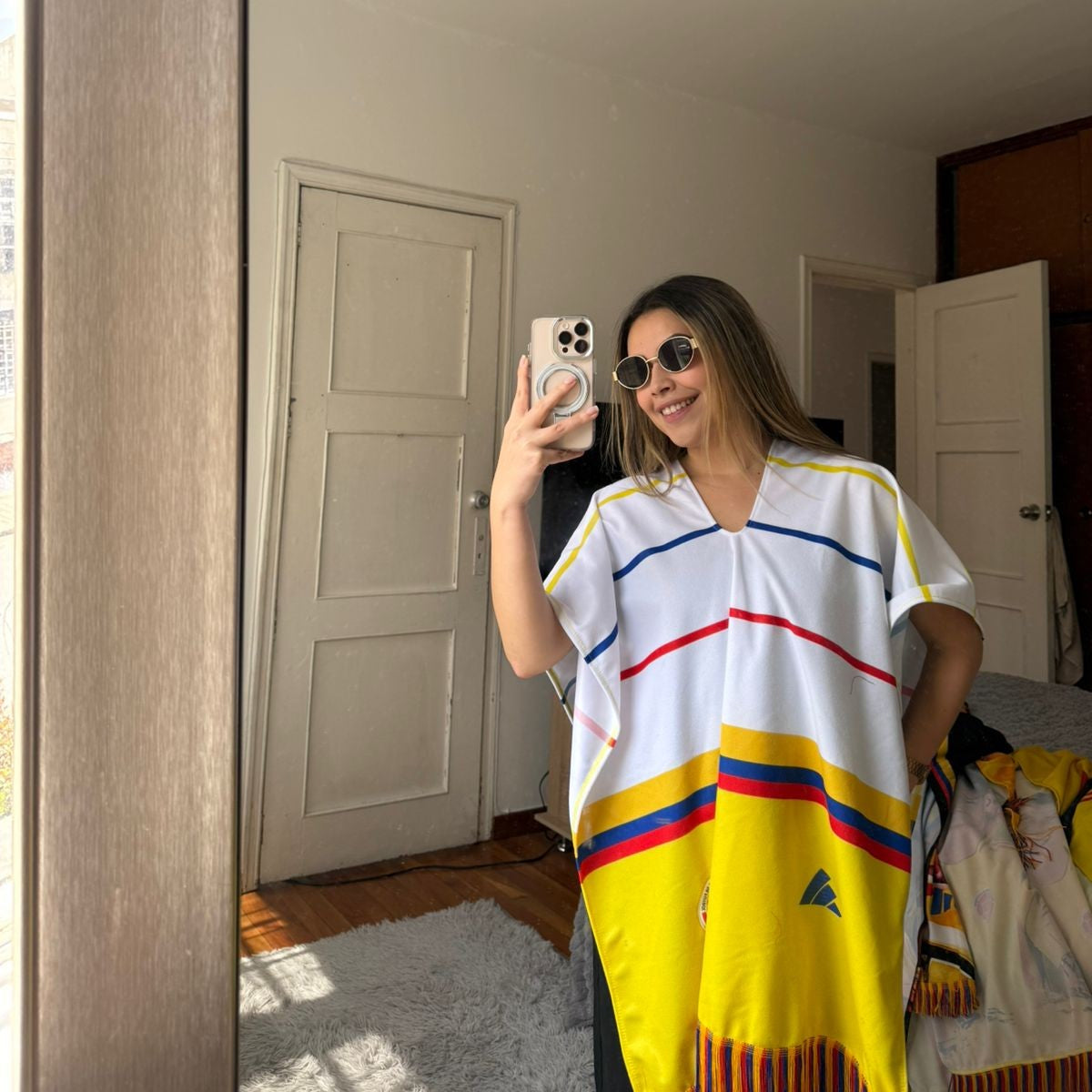 Combo Tricolor: Poncho y Sombrero - ¡Vibrante estilo colombiano!