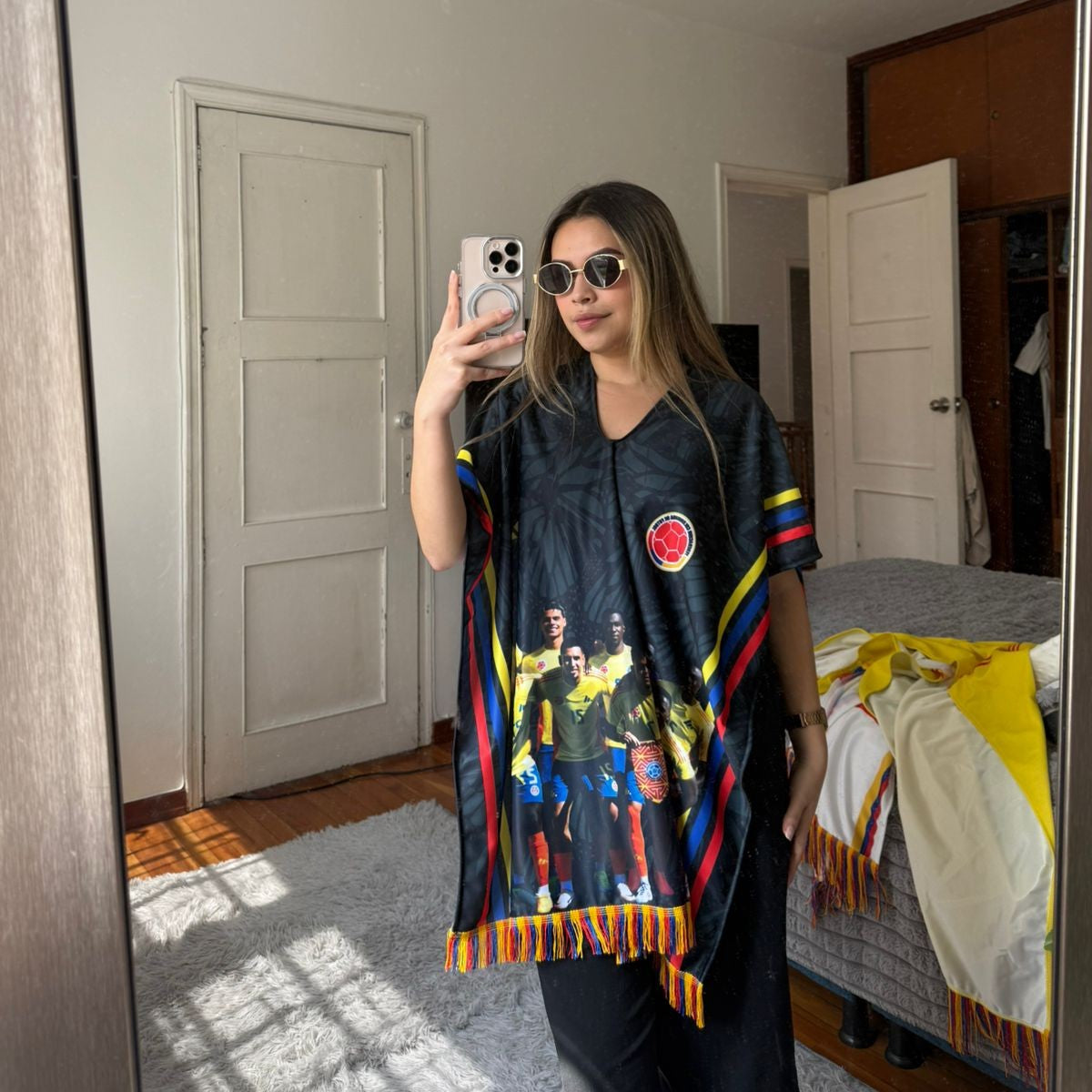 Combo Tricolor: Poncho y Sombrero - ¡Vibrante estilo colombiano!