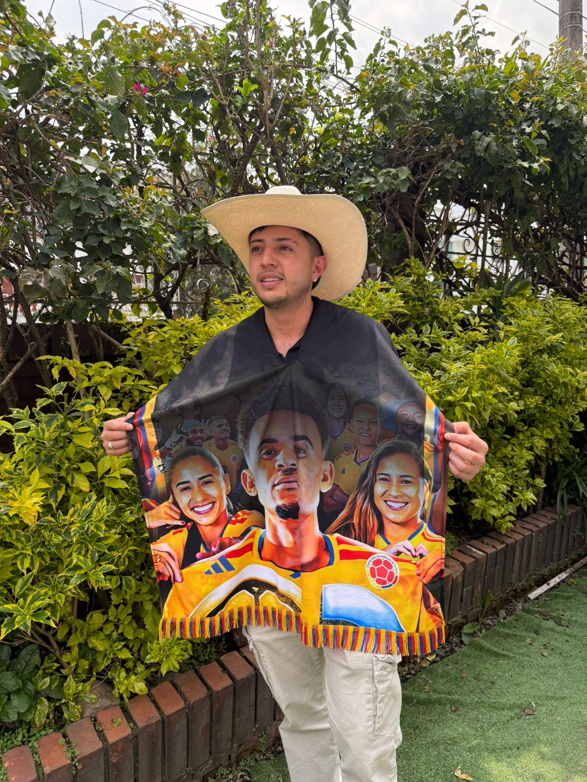 Combo Tricolor: Poncho y Sombrero - ¡Vibrante estilo colombiano!