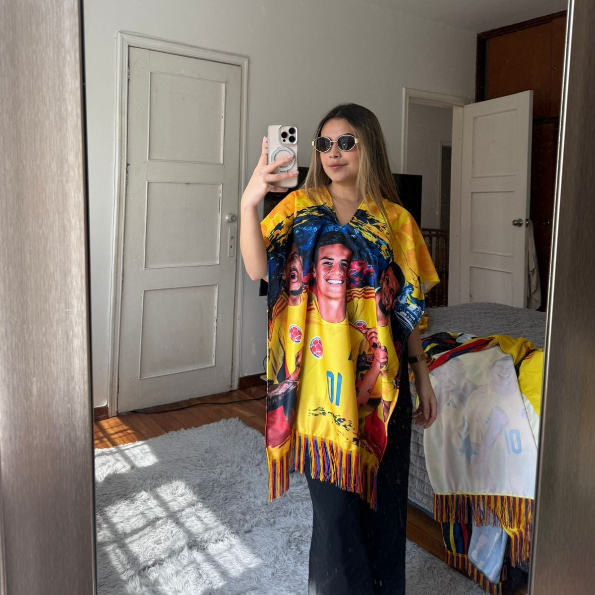 Combo Tricolor: Poncho y Sombrero - ¡Vibrante estilo colombiano!